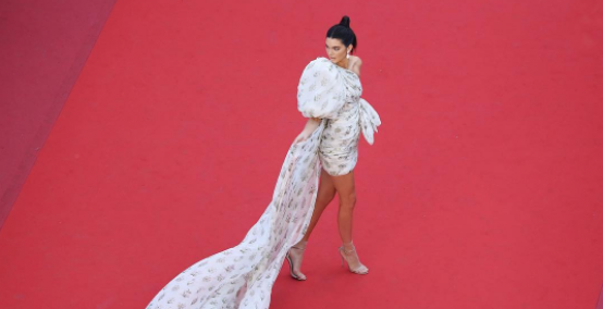 Kendal Jenner seksownie w Cannes